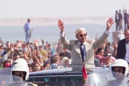 Image du Maroc Professionnelle de  Arrivée de SM le Roi Mohammed VI à Dakhla, Jeudi 1er novembre 2001. Le Roi du Maroc entame une nouvelle visite historique dans les provinces du sud du Maroc comprenant Dakhla et Laayoune. (Photo / Abdeljalil Bounhar) 